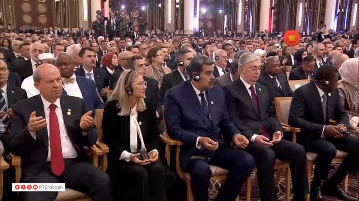 Ankara'daki yeni dönem törenine katılan Nicolas Maduro, duaya eşlik etti