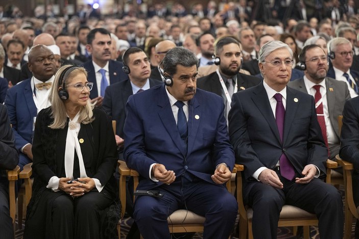 Ankara'daki yeni dönem törenine katılan Nicolas Maduro, duaya eşlik etti