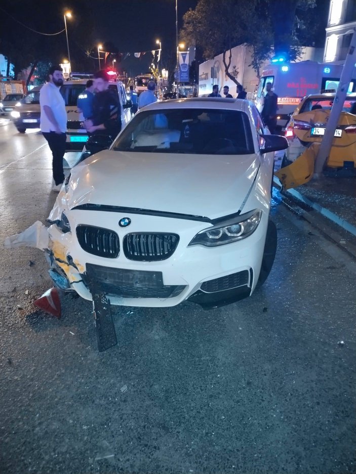 Bağdat Caddesi'nde taksi ile otomobil çarpıştı: 2 hafif yaralı