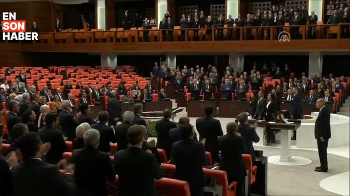 Cumhurbaşkanı Erdoğan mazbatasını alırken muhalefetin milletvekilleri protesto etti