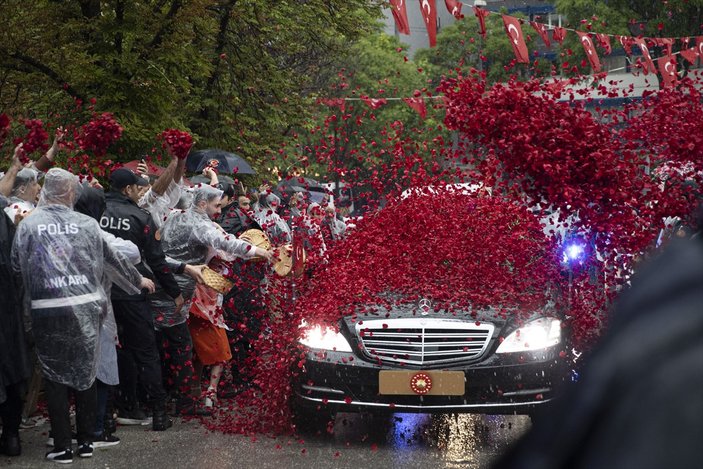 Cumhurbaşkanı Erdoğan Meclis'e giderken çiçeklerle karşılandı