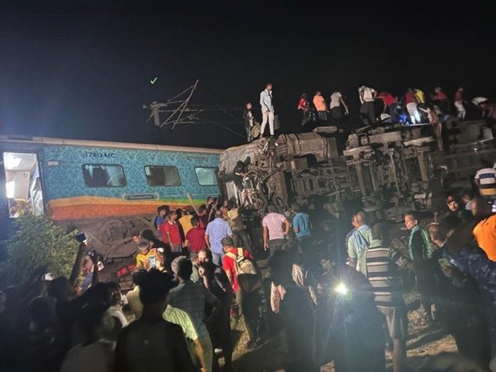 Hindistan'da feci tren kazası: 207 ölü, 900 yaralı