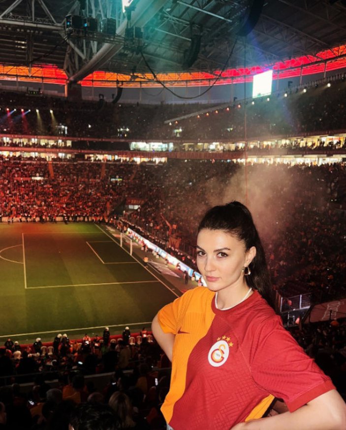 Hande Sarıoğlu, Galatasaray'ın şampiyonluğunu bu pozla kutladı! 'Icardi görmesin'