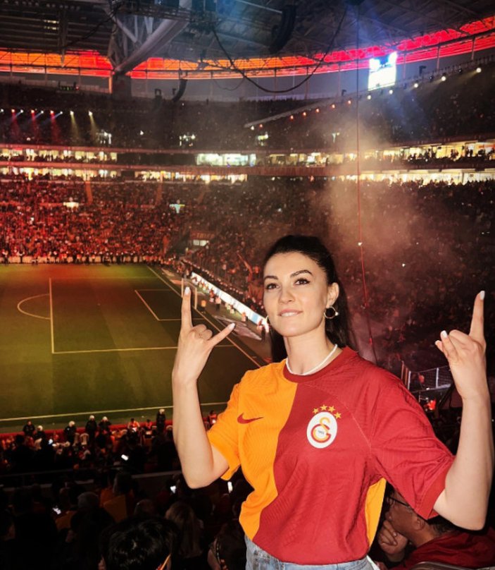 Hande Sarıoğlu, Galatasaray'ın şampiyonluğunu bu pozla kutladı! 'Icardi görmesin'