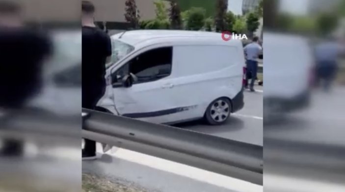 İstanbul'da emniyet kemeri takmadı: Otomobilin camından fırladı