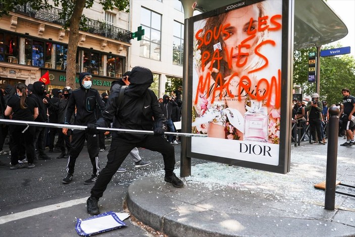 Fransa'da emeklilik yaşını yükselten reforma karşı ülke genelinde protestolar sürüyor