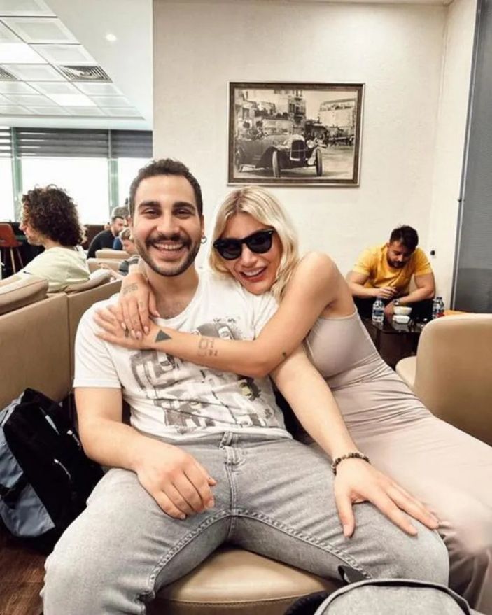 İrem Derici, kardeşini havalimanında gördü