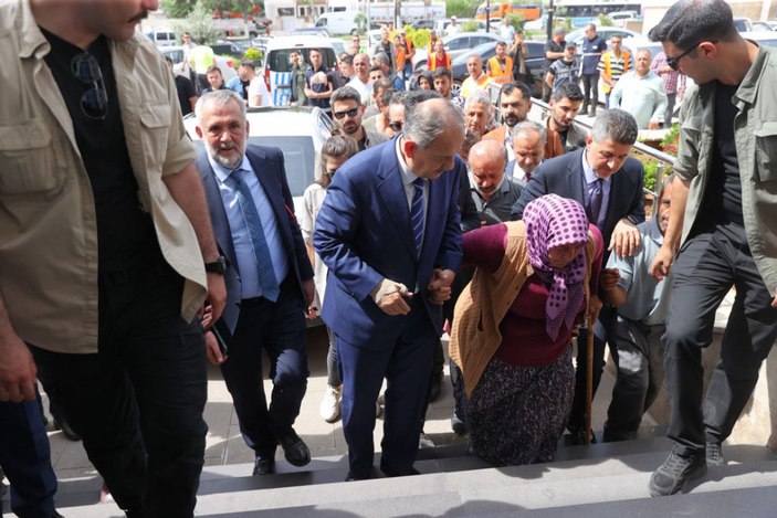 Bakan Özhaseki, dinlediği engelli depremzede teyzenin isteği için talimat verdi