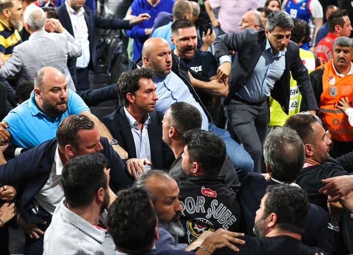 Anadolu Efes'in Fenerbahçe'yi yendiği karşılaşmanın ardından kavga çıktı