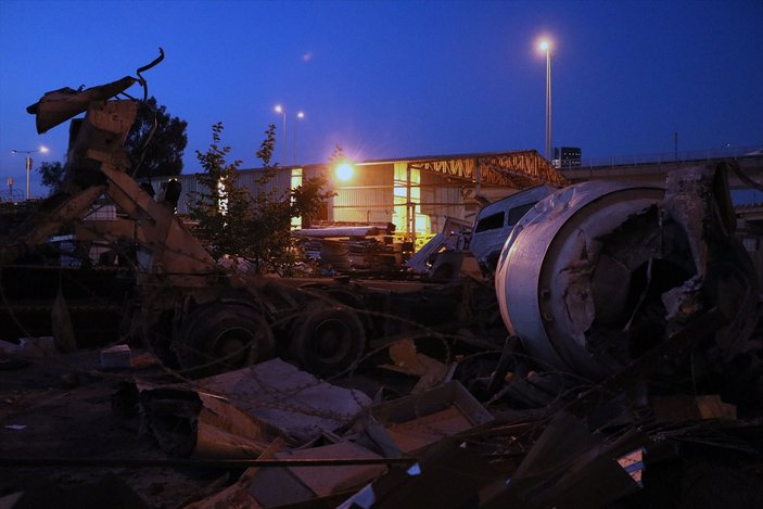 İzmir'de viyadükten düşen beton mikserinin sürücüsü yaşamını yitirdi