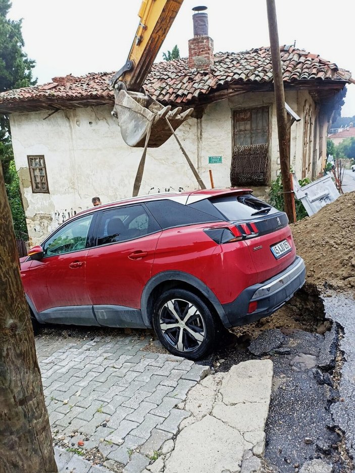 Manisa'da sağanak sele neden oldu; yollar çöktü, araçlar çamura saplandı #2