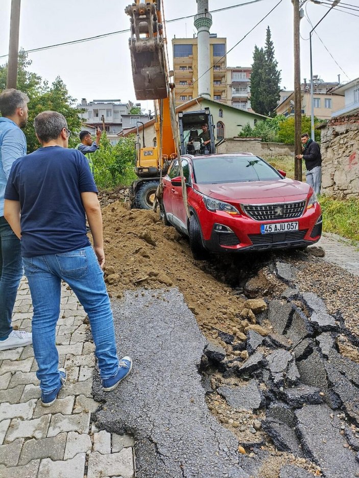 Manisa'da sağanak sele neden oldu; yollar çöktü, araçlar çamura saplandı #3