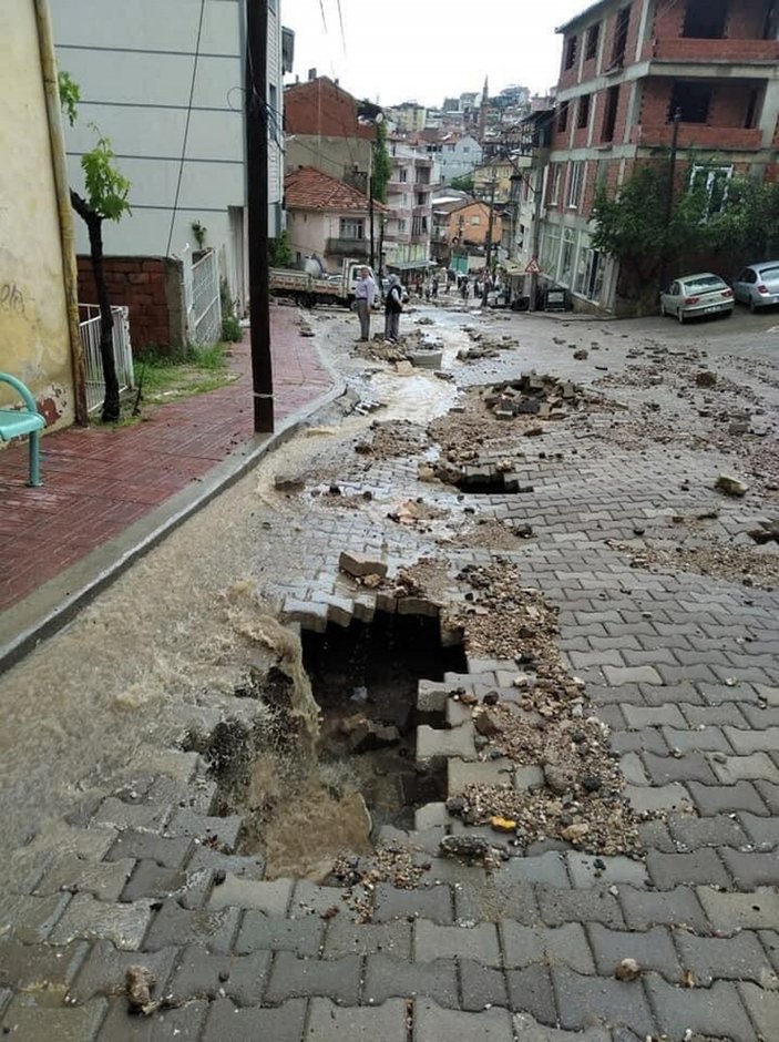 Manisa'da sağanak sele neden oldu; yollar çöktü, araçlar çamura saplandı #4