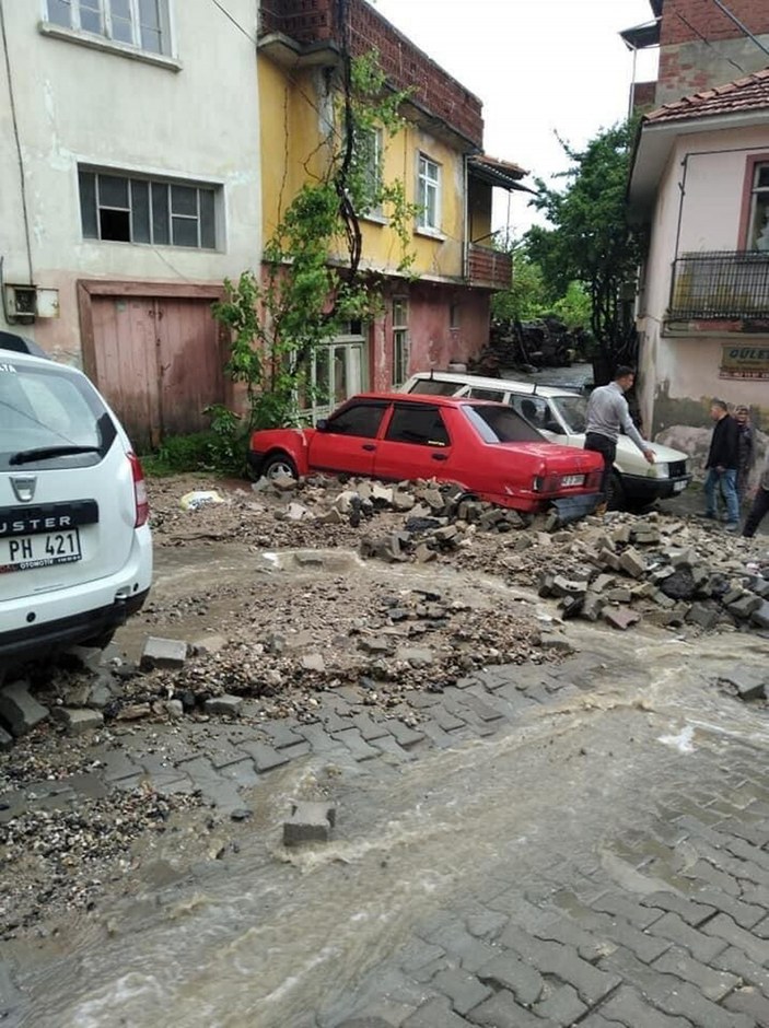 Manisa'da sağanak sele neden oldu; yollar çöktü, araçlar çamura saplandı #5