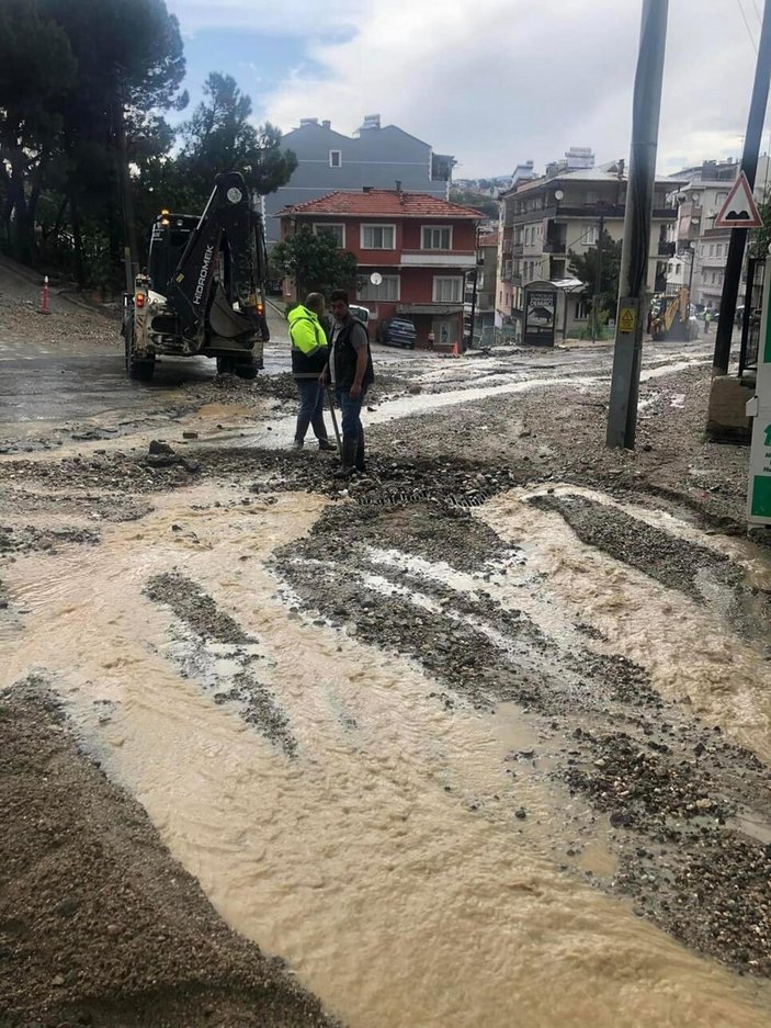 Manisa'da sağanak sele neden oldu; yollar çöktü, araçlar çamura saplandı #7