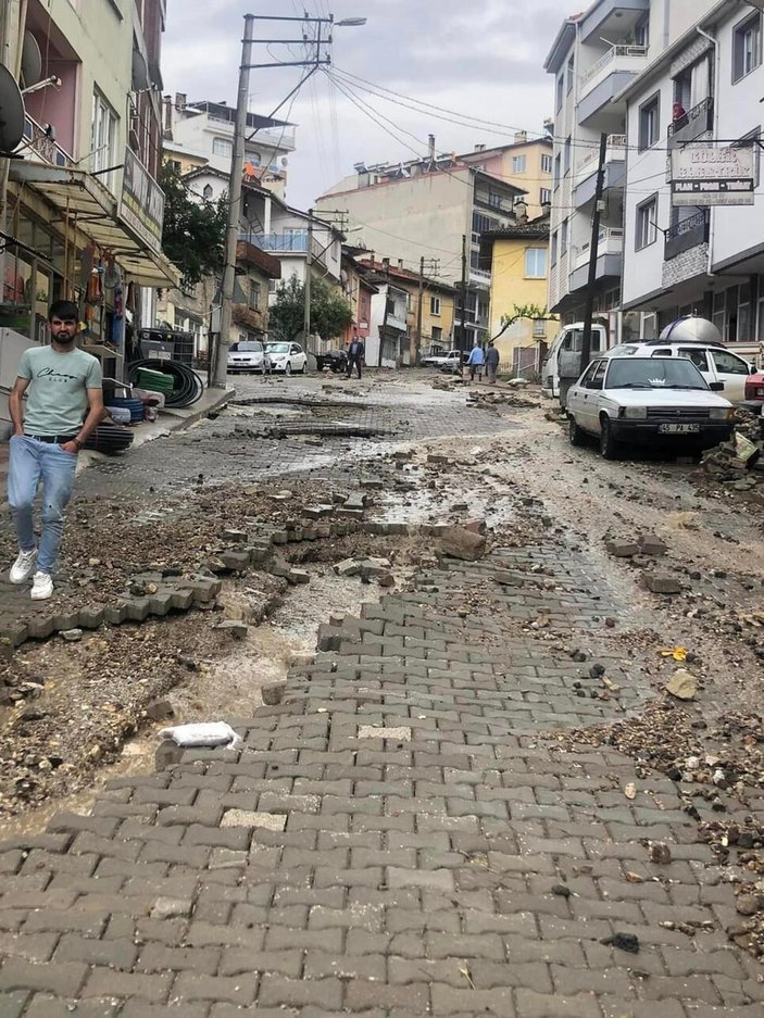 Manisa'da sağanak sele neden oldu; yollar çöktü, araçlar çamura saplandı #8