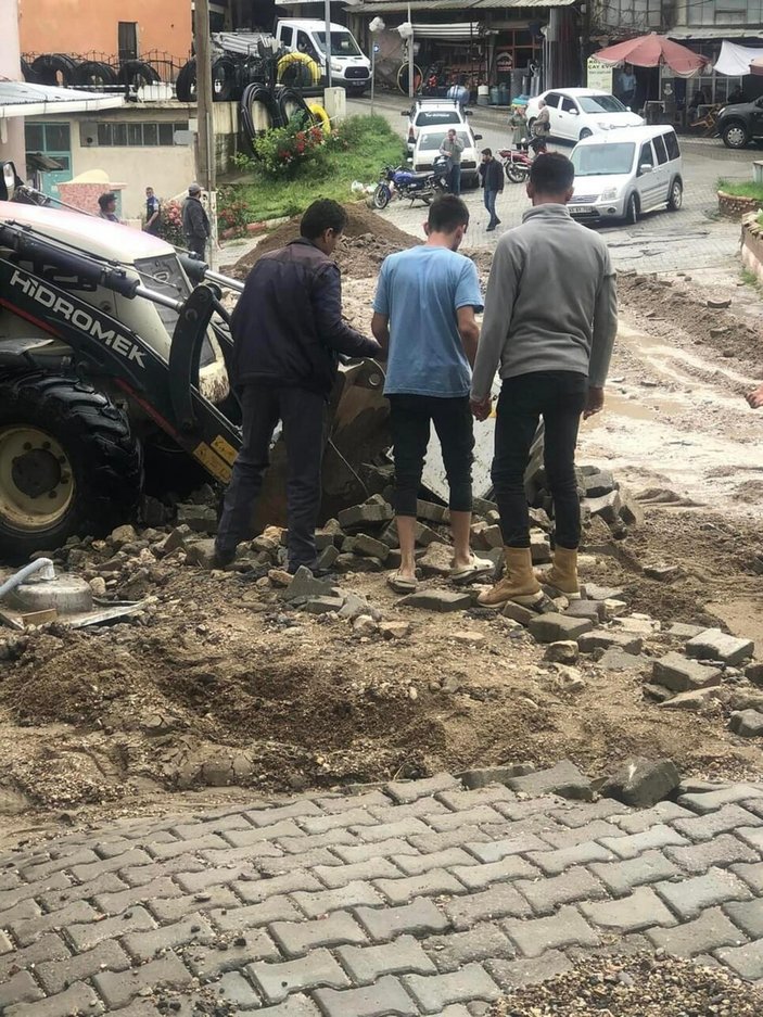 Manisa'da sağanak sele neden oldu; yollar çöktü, araçlar çamura saplandı #9