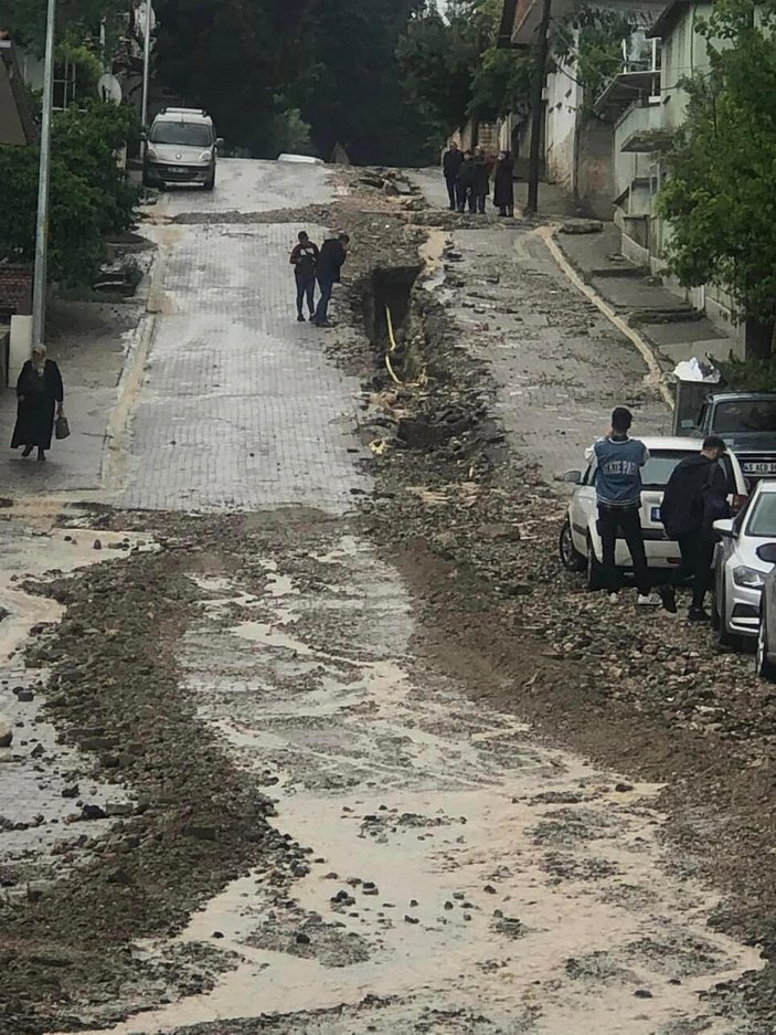 Manisa'da sağanak sele neden oldu; yollar çöktü, araçlar çamura saplandı #10