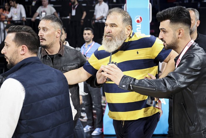 Anadolu Efes'in Fenerbahçe'yi yendiği karşılaşmanın ardından kavga çıktı