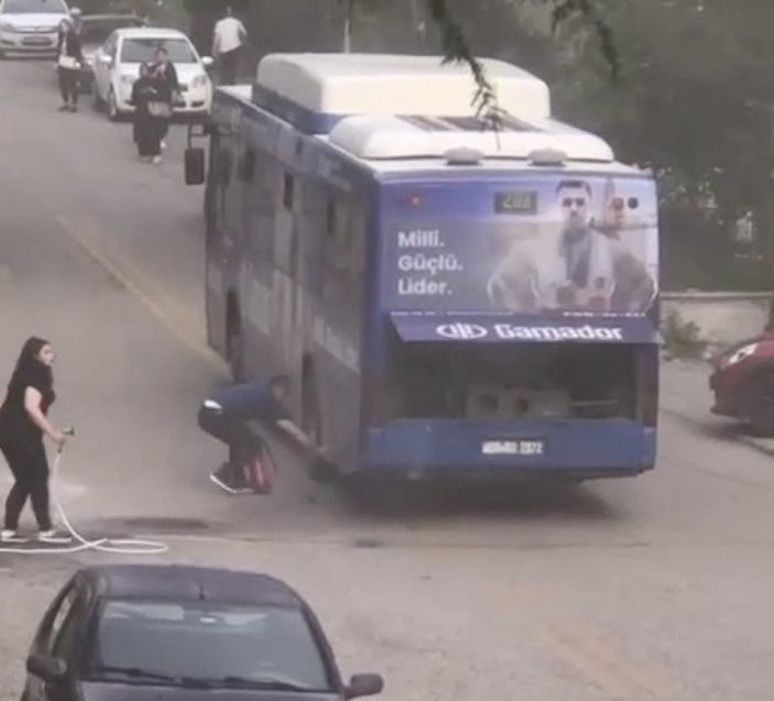 Ankara'da yanan halk otobüsünü vatandaşlar söndürdü