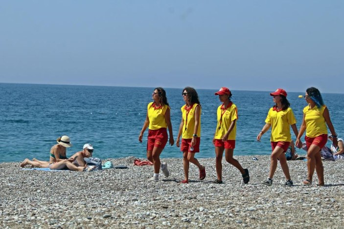 Antalya'da cankurtaran kadınlar, boğulma numarası yapan tatilcilerden dert yandı