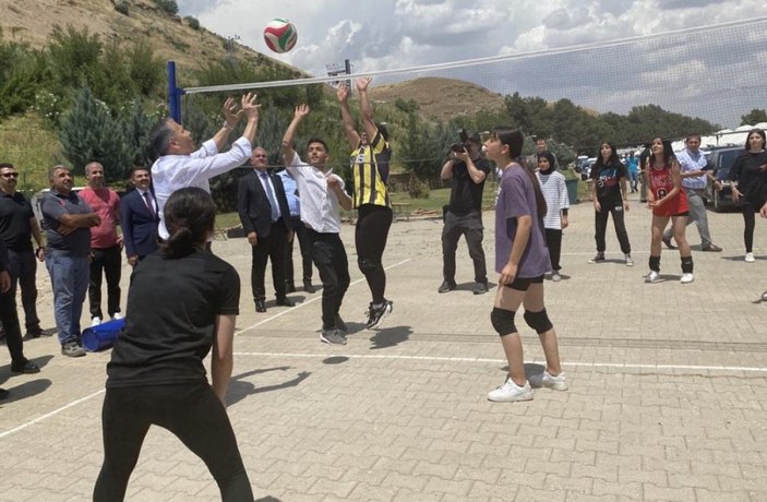 ali yerlikaya adıyamanda depremzede gençlerle bir araya geldi jurnalci