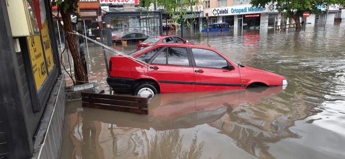 Ankara'da sağanak yağış sonrası arabayı direğe bağladılar! Valilik yeni yağış için uyardı