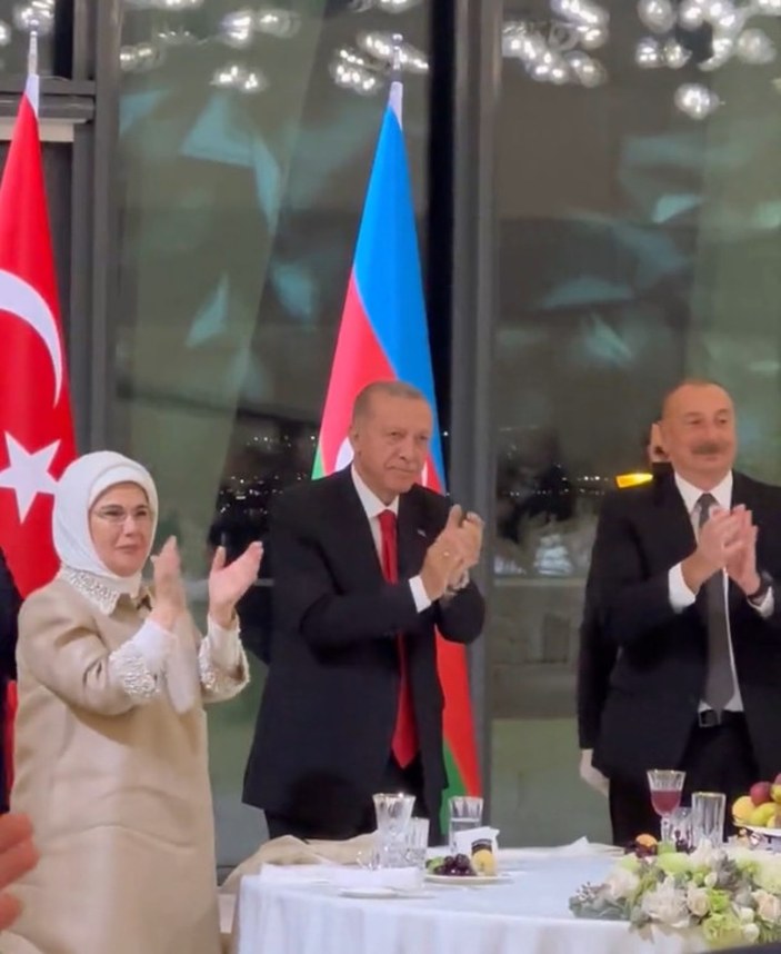 Erdoğan ve Aliyev, Azerin'in Çırpınırdın Karadeniz şarkısını ayakta alkışladı