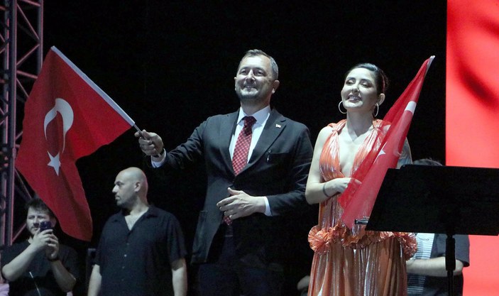 Melek Mosso, Tekirdağ konserinde yine özür diledi
