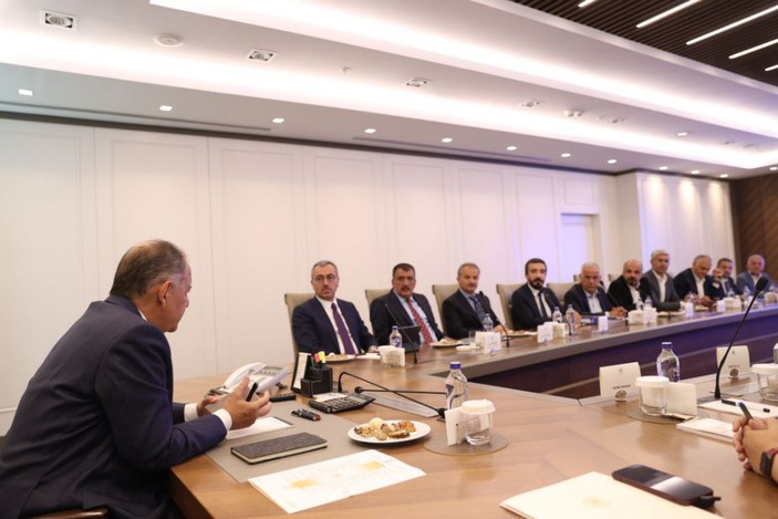 Mehmet Özhaseki depremin vurduğu 3 ilin belediye başkanlarıyla buluştu