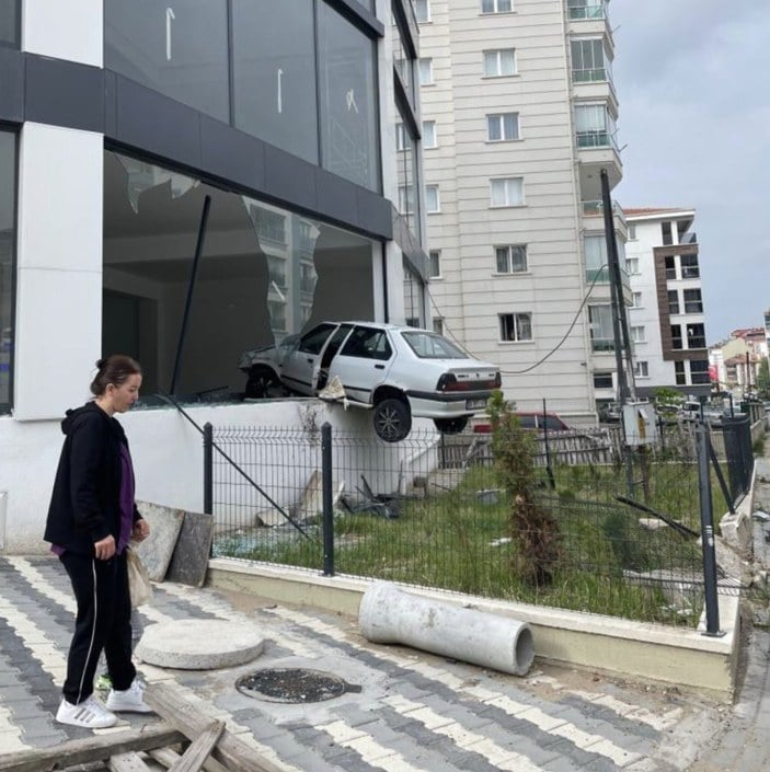 Ankara'da kaldırımdan seken araç dükkana uçtu