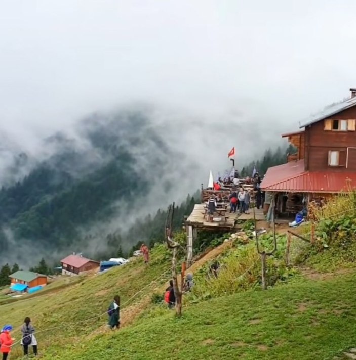 Rize İl Özel İdaresi Tahpur Yaylası'nı kardan arındırıyor