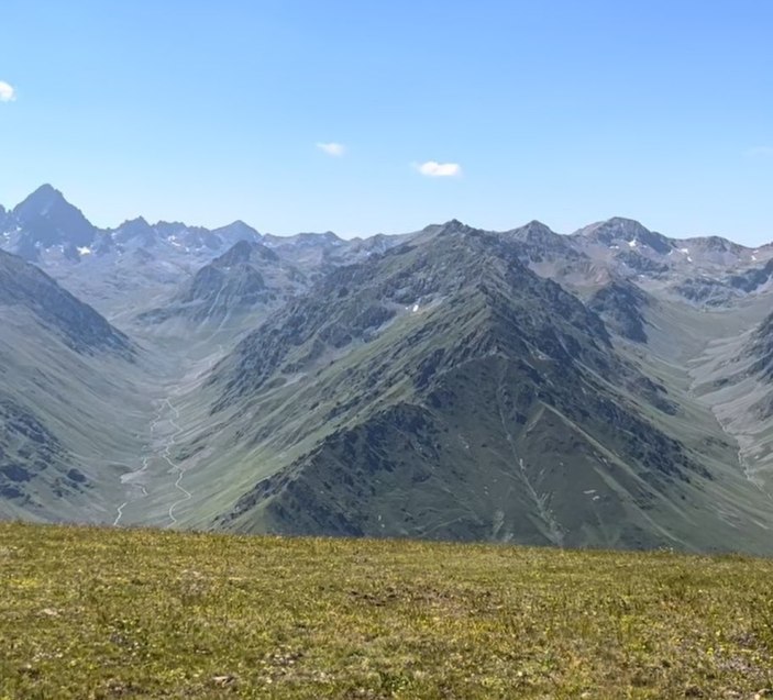 Rize İl Özel İdaresi Tahpur Yaylası'nı kardan arındırıyor