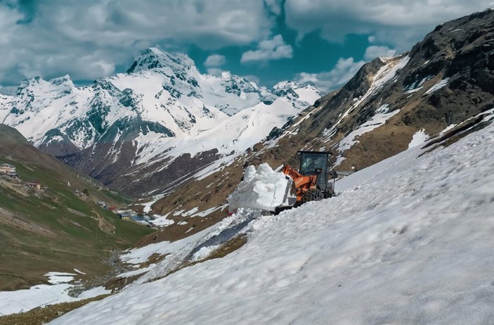 Rize İl Özel İdaresi Tahpur Yaylası'nı kardan arındırıyor