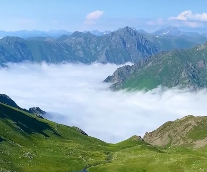 Rize İl Özel İdaresi Tahpur Yaylası'nı kardan arındırıyor