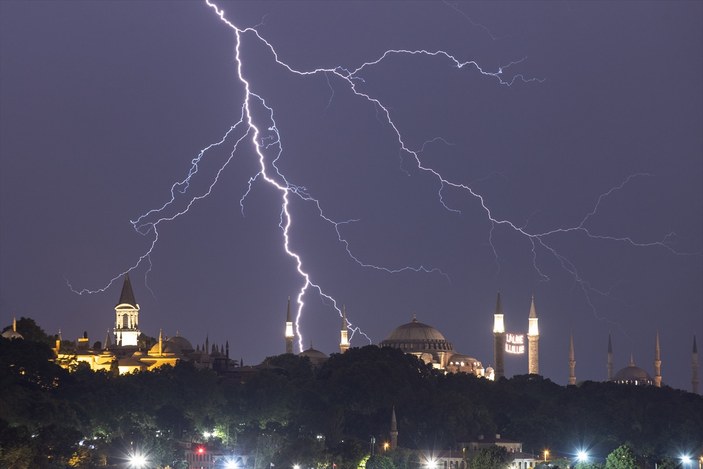 Valilik uyarmıştı: İstanbul'da şimşekler geceyi aydınlattı