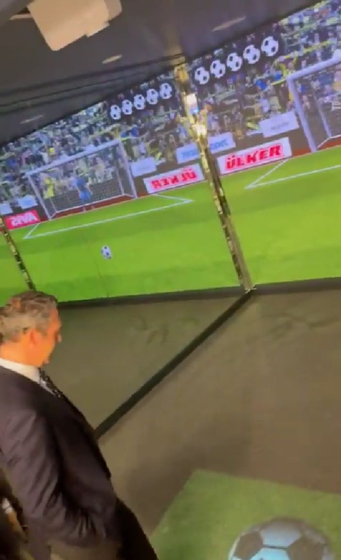 Fenerbahçe Başkanı Ali Koç’tan penaltı vuruşu