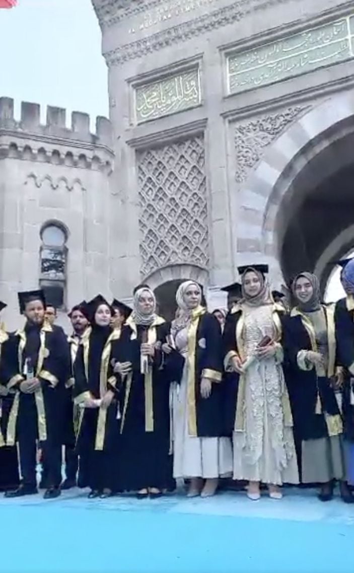 Başörtülü üniversite mezunlarını gören adamın nefreti