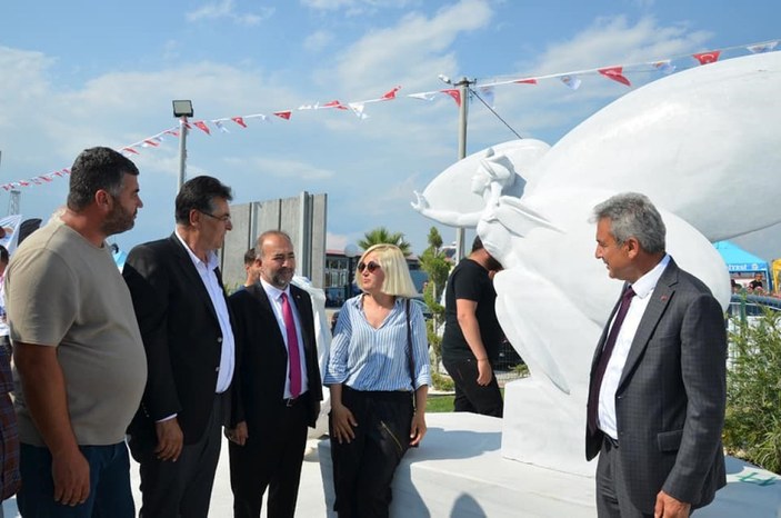 CHP'li Gömeç Belediyesi düzenlediği törenle heykel açılışı yaptı