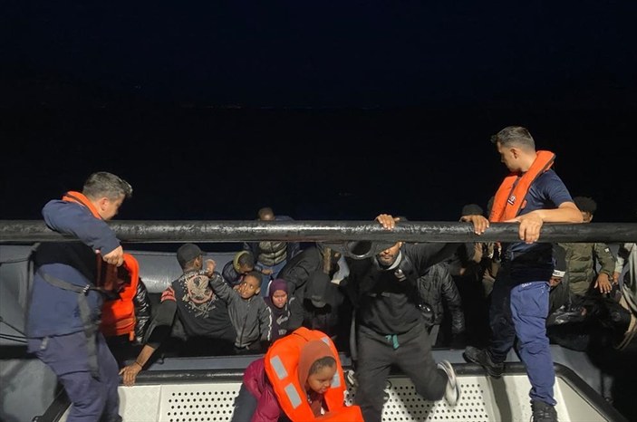 İzmir'de 31 düzensiz göçmen kurtarıldı, 67 göçmen yakalandı
