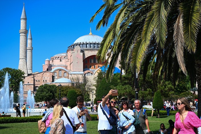 İstanbullular ve turistler boş kalan kentte gezmenin tadını çıkardı