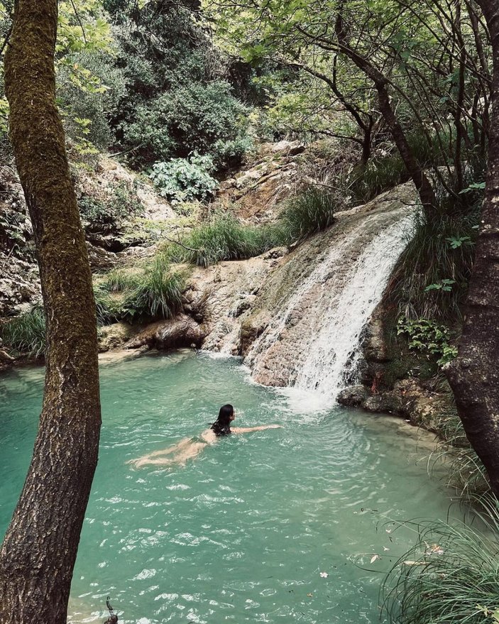 Pınar Deniz, şelalede yüzdü