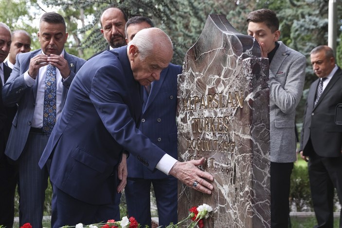 Devlet Bahçeli'den Alparslan Türkeş'in kabrine ziyaret