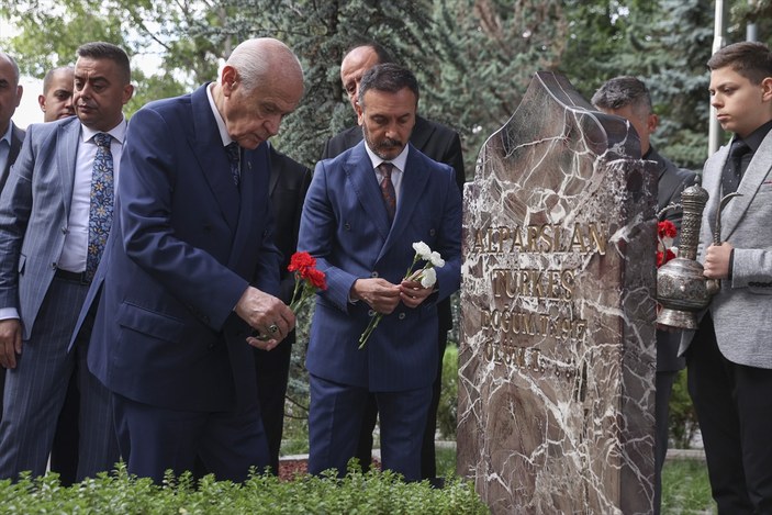 Devlet Bahçeli'den Alparslan Türkeş'in kabrine ziyaret
