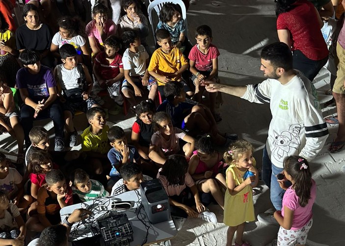 CZN Burak'tan depremzede çocuklara bayram sürprizi