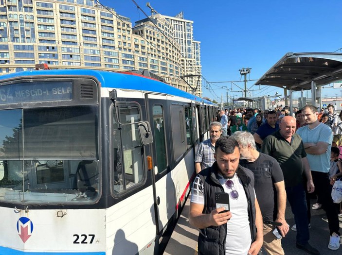 Bayramın son günü İstanbulluların çilesi! Tramvay bozuldu