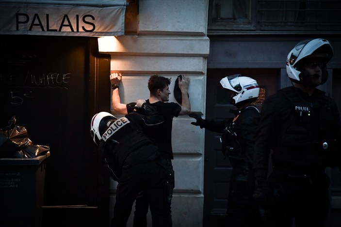 Fransa'da kaos: Protestolarda bin kişi gözaltına alındı, 1 kişi yaşamını yitirdi