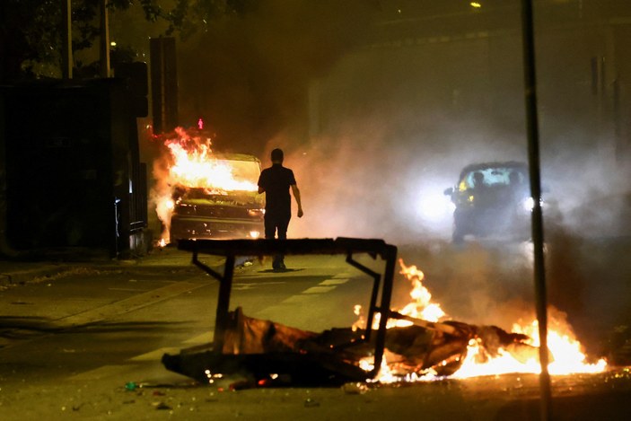 Fransa'da kaos: Protestolarda bin kişi gözaltına alındı, 1 kişi yaşamını yitirdi