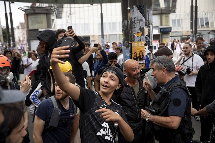 Fransa'da protestolara katılan çocukların aileleri sorumlu tutulacak