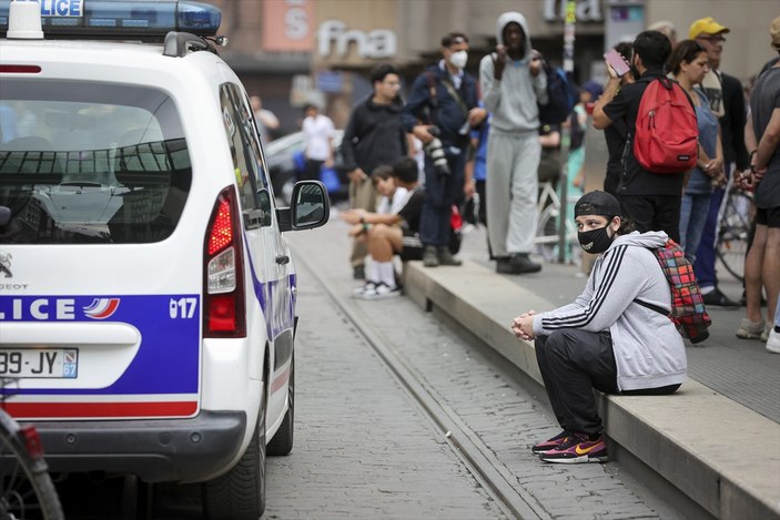 Fransa'da protestolara katılan çocukların aileleri sorumlu tutulacak